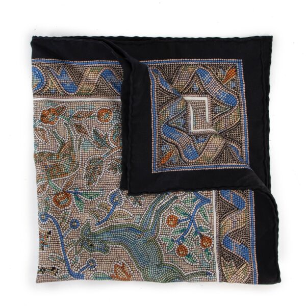 Buy and sell your Hermès items at Labellov and give them a secondlife. Buy this Hermès Mukticolour Pochette Scarf Mosaic online or in store for a reasonable price and in very good condition. 
