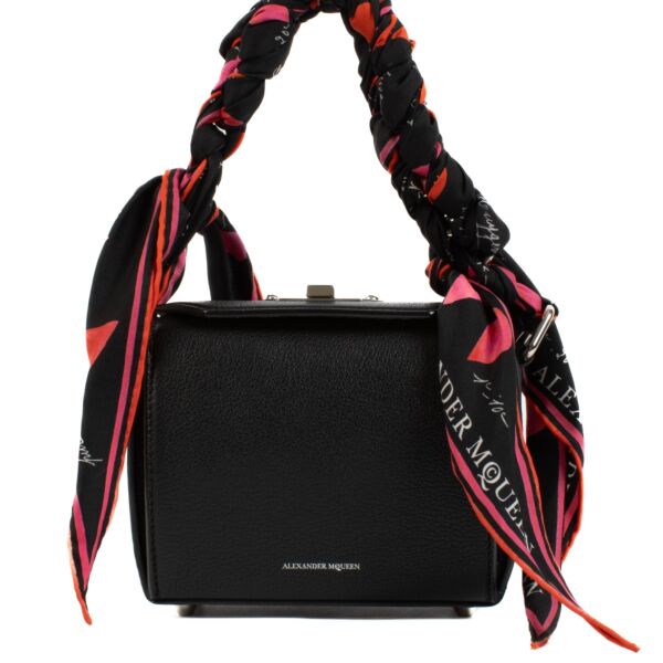 Shop safe online at Labellov in Antwerp, Brussels and Knokke this 100% authentic second hand Alexander McQueen Black Box 16 Silk Scarf Bag