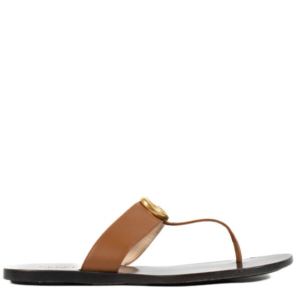 Shop safe online at Labellov in Antwerp, Brussels and Knokke this 100% authentic second hand Gucci Brown GG Marmont Thong Sandals - Size 37