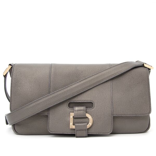 Authentieke tweedehands Delvaux schoudertas in metallic grijs te koop bij LabelLOV, de luxe webshop van België.