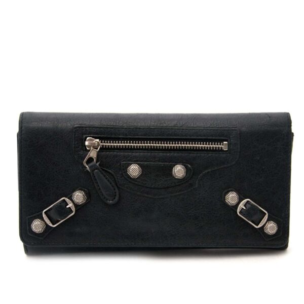 Balenciaga Black Giant Studded Leather Wallet  Buy authentic designer Balenciaga secondhand wallet at Labellov at the best price. Safe and secure shopping. Koop tweedehands authentieke Balenciaga portefeuille bij designer webwinkel labellov.