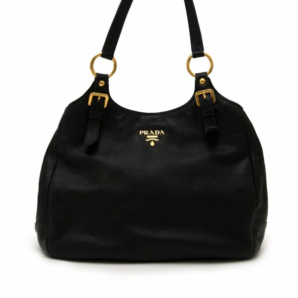 Authentieke Prada Black Schoudertas leder en nylon voor de juiste prijs bij LabelLOV vintage webshop. Prada Black Shoulder Bag Leather and nylon. Veilig online winkelen. Luxe, vintage, mode. Antwerpen, België. 