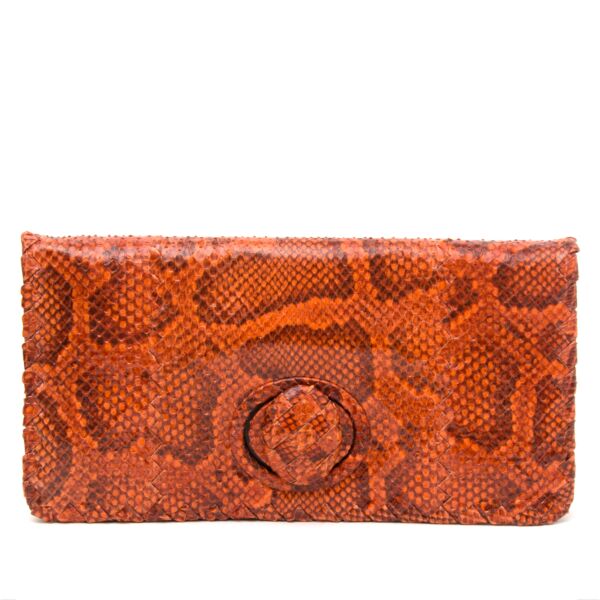 Koop authentieke Bottega Veneta slangenlederen designer clutch aan de beste prijs bij Labellov tweedehands vintage
