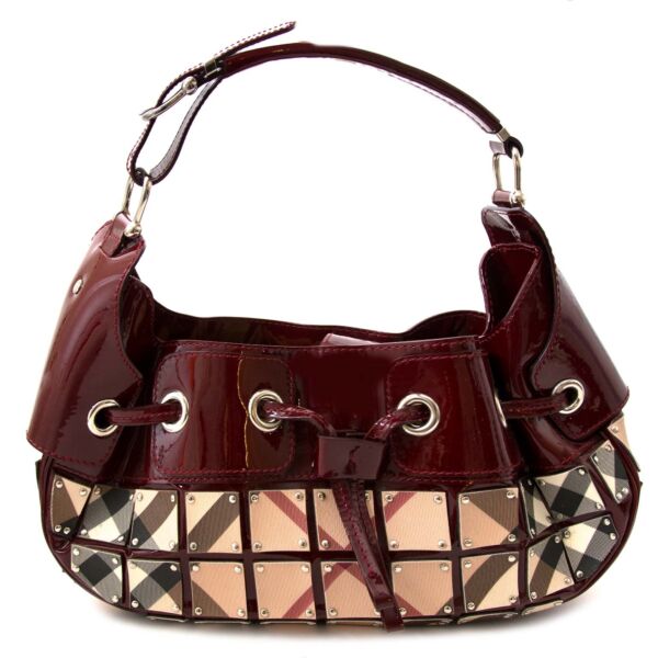 Buy your authentic Burberry patent tartan squared bag at Labellov. Safe and secure shopping. Koop een authentieke burberry tas bij Labellov. Veilig online shoppen. Achetez votre authentic burberry sac à main chez Labellov. Achats en ligne en toute securit