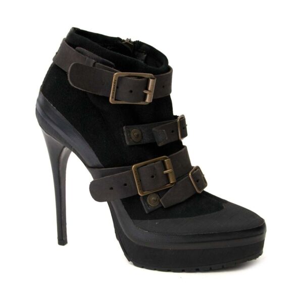 Buy authentic secondhand burberry shoes at the right price at LabelLOV vintage webshop. Safe and secure online shopping.