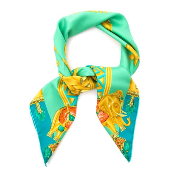 Vintage Cartier scarf for the best price at Labellov webshop. Safe and secure online shopping with 100% authenticity. Vintage Cartier foulard pour le meilleur prix.