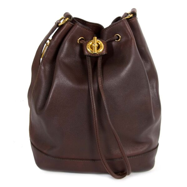 acheter en ligne seconde main  The drauwstring finished with gold hardware opens to a spacious main compartment wich features one open side pocket. 