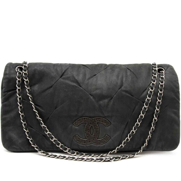 Chanel Black Leather Flap Bag kopen en verkopen aan de beste prijs bij Labellov Antwerp