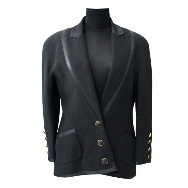 Chanel Black Tailleur Set - Size 42 Buy authentic designer Chanel secondhand tailleur at Labellov at the best price. Safe and secure shopping. Koop tweedehands authentieke Chanel tailleur bij designer webwinkel labellov.