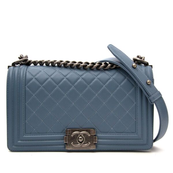 acheter en ligne seconde main Chanel Blue Medium Boy Bag