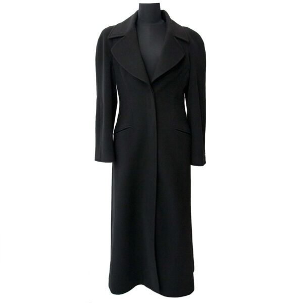 Chanel Black 100% Cashmere Long Coat - Size 40 Buy authentic designer Chanel secondhand clothing coat at Labellov at the best price. Safe and secure shopping. Koop tweedehands authentieke Chanel kleding jas bij designer webwinkel labellov.
