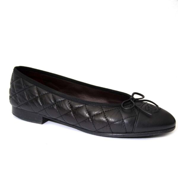 Buy authentic secondhand Chanel flats at the right price at LabelLOV vintage webshop. Safe and secure online shopping.
