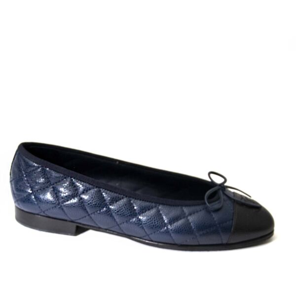 Chanel Navy & Black Cap Toe Quilted Ballerina Flats - Size 38 Buy authentic designer Chanel secondhand shoes at Labellov at the best price. Safe and secure shopping. Koop tweedehands authentieke Chanel schoenen bij designer webwinkel labellov.