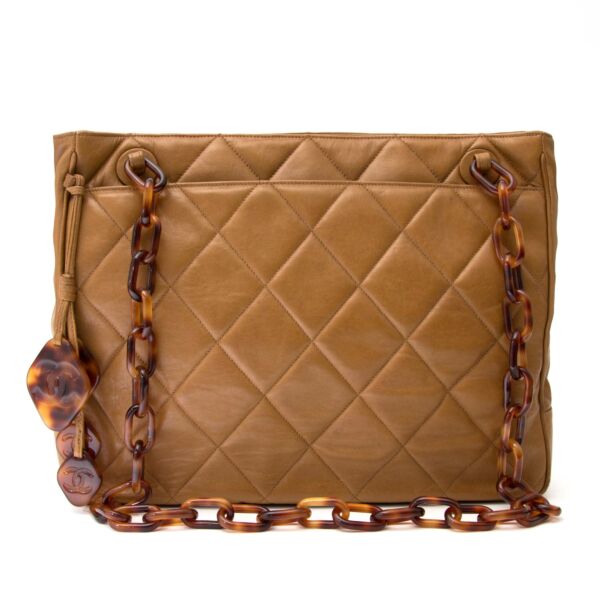 koop veilig online aan de beste prijs jouw tweedehands Chanel Biscuit Shopping Tote 