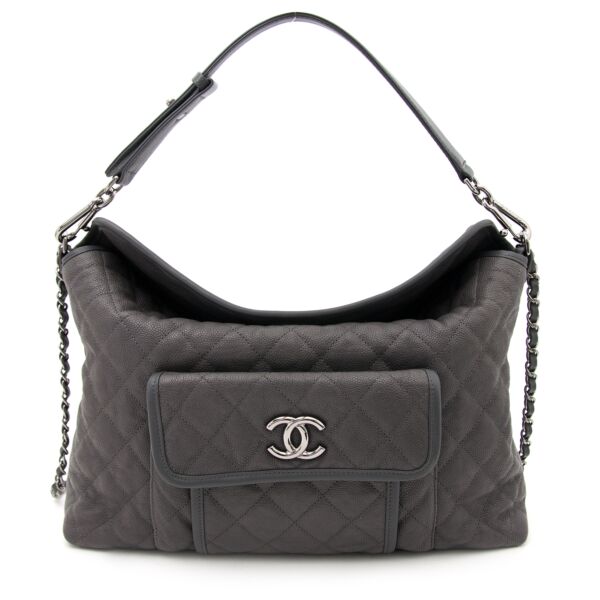 Bent u opzoek naar een Chanel Grey Leather Hobo Bag? 