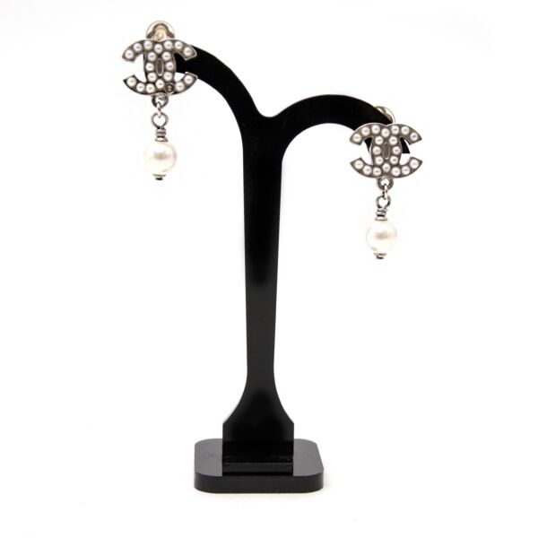 Acheter Chanel Pearl CC Clip Earrings chez Labellov.com