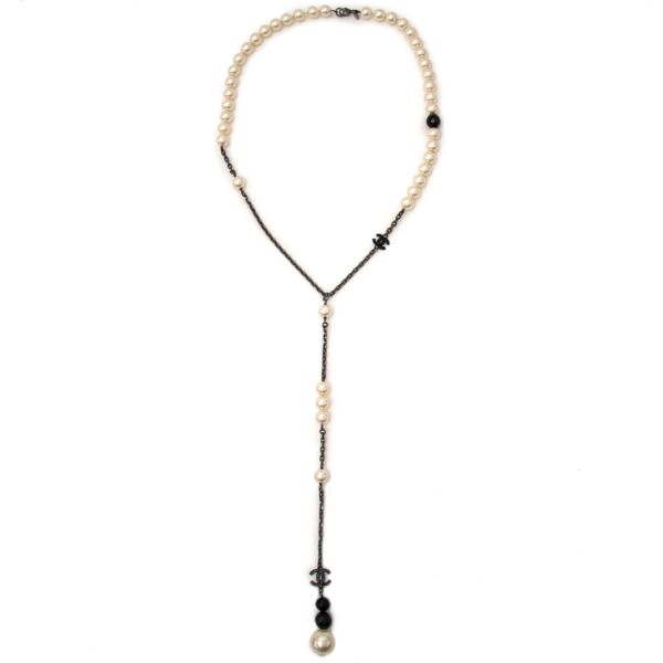 Chanel faux pearl logo necklace for sale at labellov vintage fashion webshop belgium