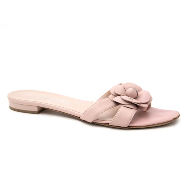 Authentieke Chanel Leren Sandalen Roze te koop op de Belgische luxe webshop LabelLOV.com