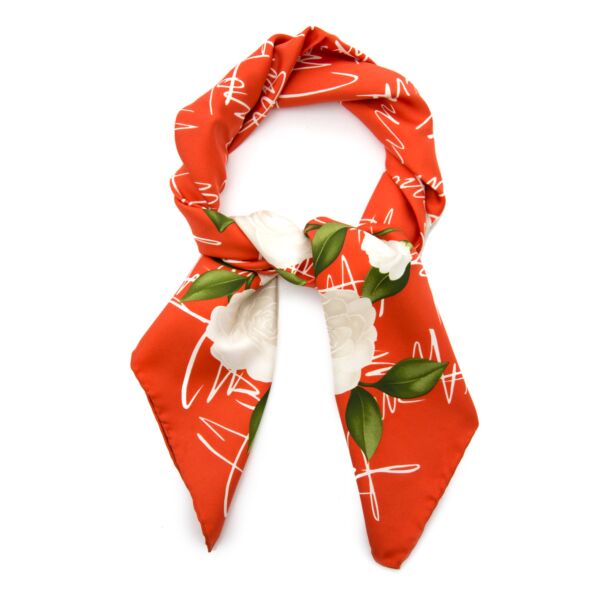 Vintage Chanel scarf for the best price at Labellov webshop. Safe and secure online shopping with 100% authenticity. Vintage Chanel foulard pour le meilleur prix.