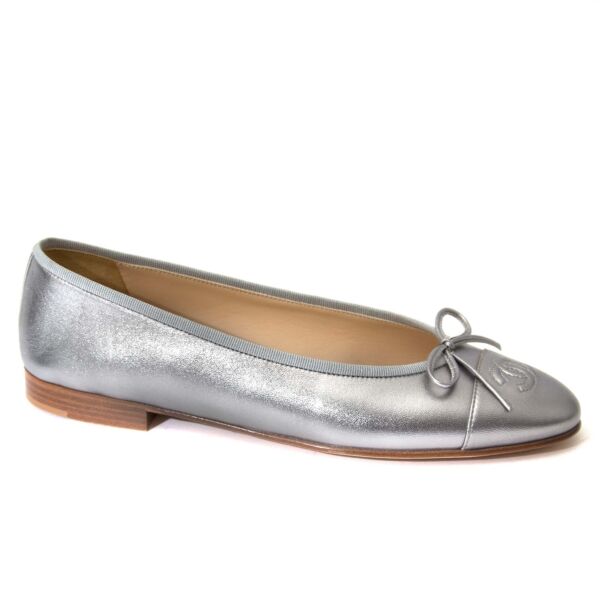 Chanel CC Silver Leather Ballerina Flats - Size 38 Buy authentic designer Chanel secondhand shoes at Labellov at the best price. Safe and secure shopping. Koop tweedehands authentieke Chanel schoenen bij designer webwinkel labellov.