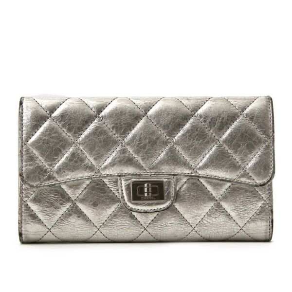 Buy your Chanel 2.55 Silver Leather Wallet for the best price at Labellov