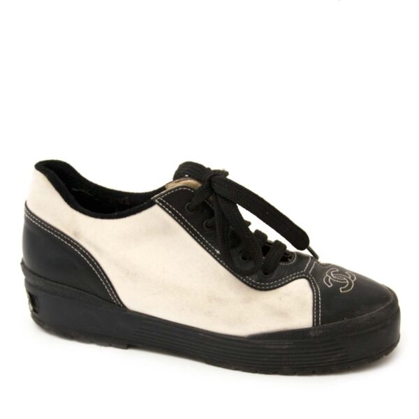 chanel zwart en wit sneakers nu te koop bij labellov vintage mode webshop belgië