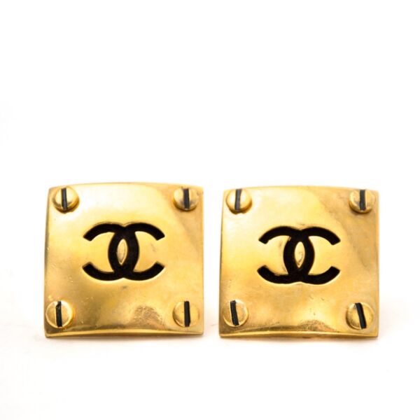 Vintage Chanel earrings for the best price at Labellov webshop. Safe and secure online shopping with 100% authenticity. Vintage Chanel boucles d'oreilles pour le meilleur prix.