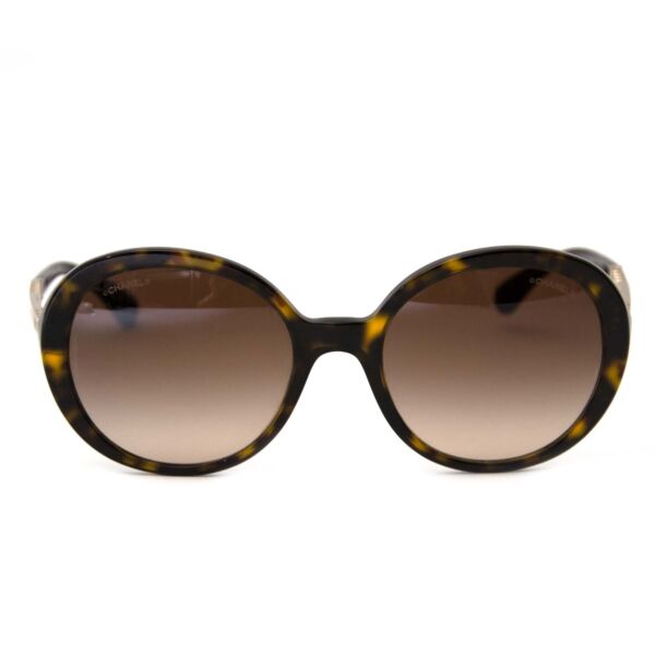 Chanel Brown Round Turtoise Sungasses Buy authentic designer Chanel secondhand sunglasses at Labellov at the best price. Safe and secure shopping. Koop tweedehands authentieke Chanel zonnebrillen bij designer webwinkel labellov.