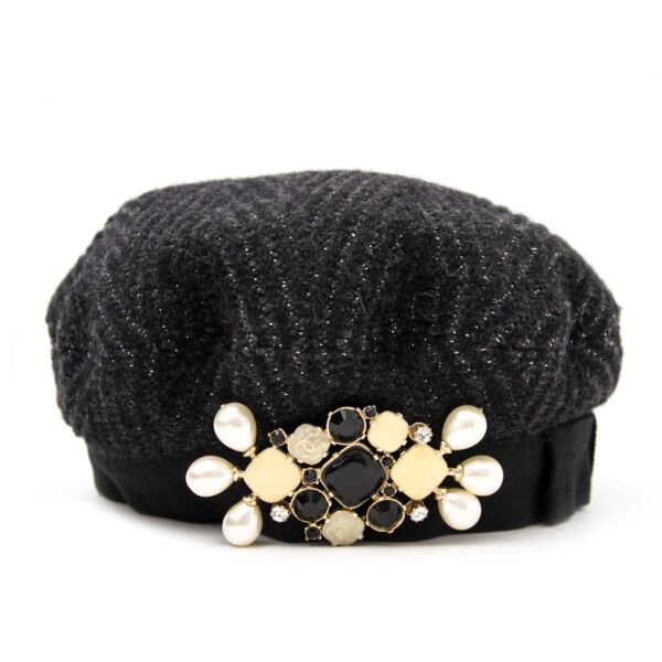 Koop nu veilig een echte Chanel grijze wollen beret op www.labellov.com aan de beste prijs.