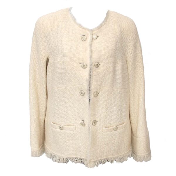 Chanel Ecru Wool Blazer - Size 40 Buy authentic designer Chanel secondhand clothes at Labellov at the best price. Safe and secure shopping. Koop tweedehands authentieke Chanel kleding bij designer webwinkel labellov.