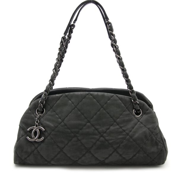 Buy authentic secondhand Chanel bags at the right price at Labellov vintage webshop. Safe and secure online shopping. Koop authentieke tweedehands Chanel tassen met juiste prijs bij Labellov. Achetez en ligne chez Labellov pour le meilleur prix.