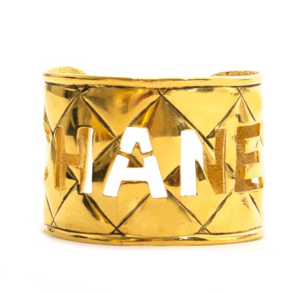 Chanel Gold Bangle Logo Bracelet For the best price at LabelLov. Pour le meilleur prix à LabelLOV. Voor de beste prijs bij LabelLOV