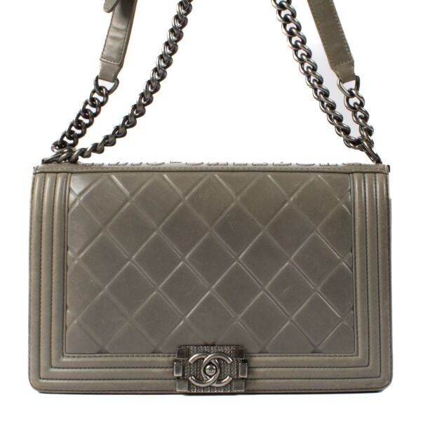 Chanel Grey Medium Boy Paris - Salzburg Flap Bag aan de beste prijs bij Labellov. Wij kopen en verkopen aan de beste prijs.
