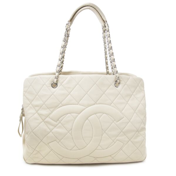 Koop nu zonder risico een echte tweedehands Chanel GST op www.labellov.com aan de beste prijs.