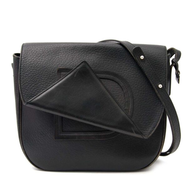 Delvaux Black Textured Leather Saddle Flap Bag Buy authentic designer Delvaux secondhand bags at Labellov at the best price. Safe and secure shopping. Koop tweedehands authentieke Delvaux tassen bij designer webwinkel labellov.