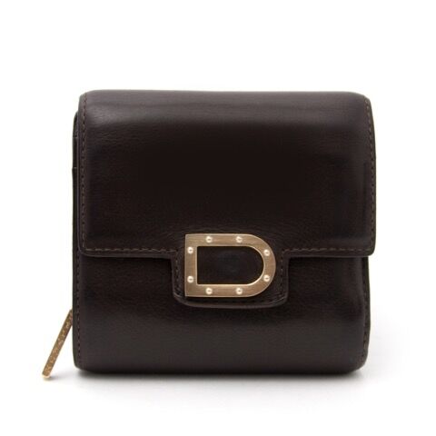 This brown Delvaux wallet now available in the Labellov showroom or on www.labellov.com at the best price.