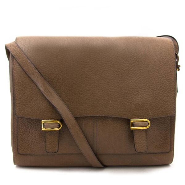 Delvaux Taupe Messenger Grained Leather Bag Buy authentic designer Delvaux secondhand bags at Labellov at the best price. Safe and secure shopping. Koop tweedehands authentieke Delvaux tassen bij designer webwinkel labellov.