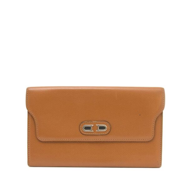 Second hand Delvaux camel wallet for the best price at Labellov webshop. Safe and secure online shopping with 100% authenticity. Seconde main Delvaux camel porte monnaie pour le meilleur prix