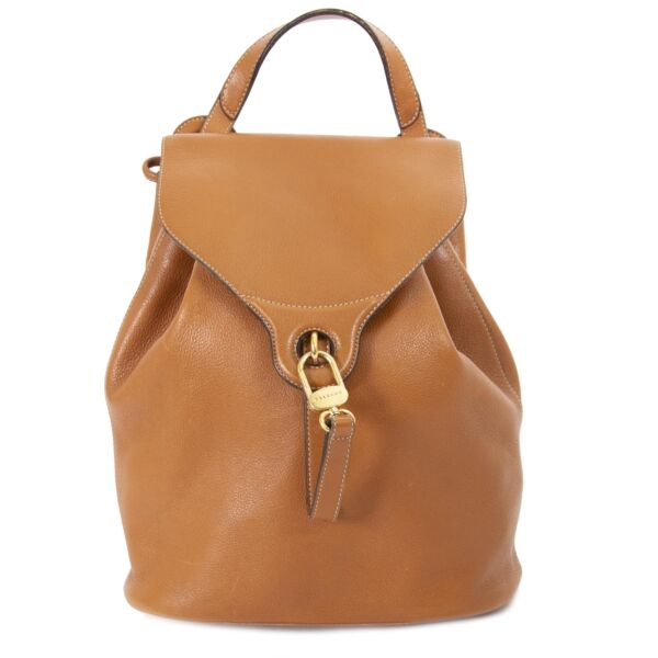 Delvaux Camel Leather PM Backpack te koop bij Labellov antwerpen webshop, tweedehands mode Delvaux lederen handtassen, bruin camel kleur rugzak backpack