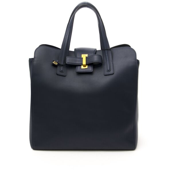 Vintage Delvaux tote bag for the best price at Labellov webshop. Safe and secure online shopping with 100% authenticity. Vintage Delvaux tote bag pour le meilleur prix.