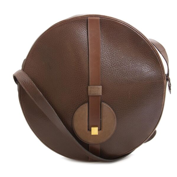 Delvaux Round Brown Leather Bag For the best price at LabelLov. Pour le meilleur prix à LabelLOV. Voor de beste prijs bij LabelLOV. 