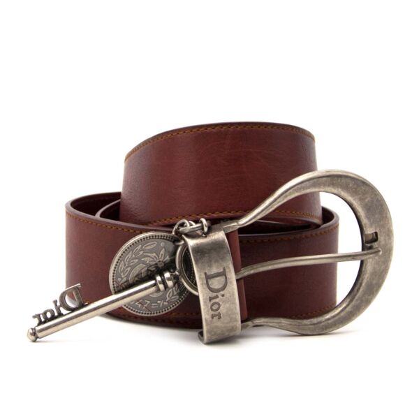 Dior Bordeaux Leather Metal Buckle Belt - Size 85 Buy authentic designer Dior secondhand belt at Labellov at the best price. Safe and secure shopping. Koop tweedehands authentieke Dior riem broeksriem bij designer webwinkel labellov.
