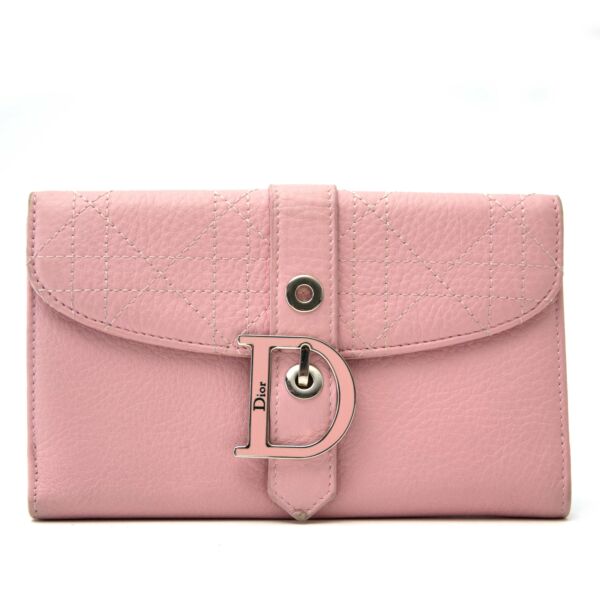 Deze prachtige portefeuille van Dior nu online op labellov.com 