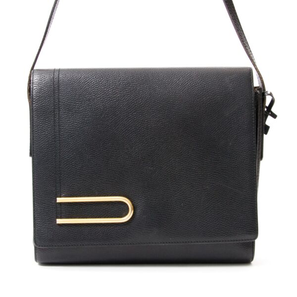 Delvaux Black Leather Shoulder Bag, Bent u op zoek naar een authentieke zwart leren handtas van Delvaux? Shop op Labellov voor een grote keuze aan nieuwe en tweedehands luxe goederen zoals handtassen, juwelen, kleren, shoenen,... Onze webshop biedt een ve