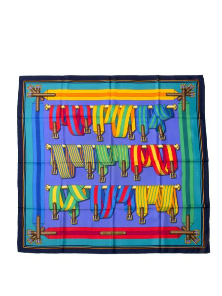 Hemes Silk Scarf Foulard Carre 'Les Sangles', Bord Blue Labellov is een tweedehands winkel in Antwerpen, België.  Seconde main et occasion vintage boutique a Anvers, Belgique. 