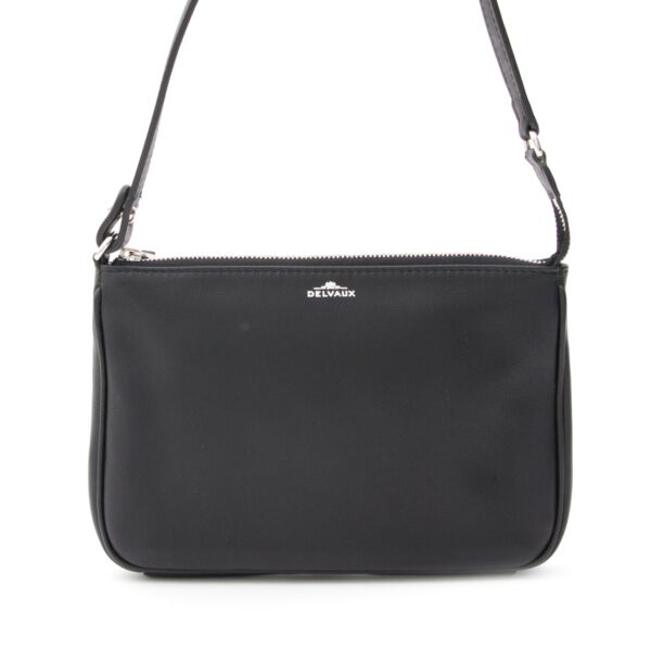 Delvaux Black Pochette Bag  Voor meer vintage tweedehands en nieuwe luxe tassen, bezoek Labellov. De online platform biedt een wijde selectie aan authentieke designer merken met de juiste prijs.