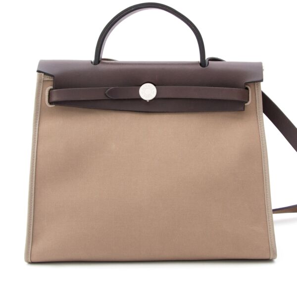 Hermès Taupe/Brown Herbag Zip Buy authentic secondhand Hermes at the right price at LabelLOV vintage webshop. Safe and secure online shopping. Koop authentieke tweedehandsmerken tegen de juiste prijs op LabelLOV