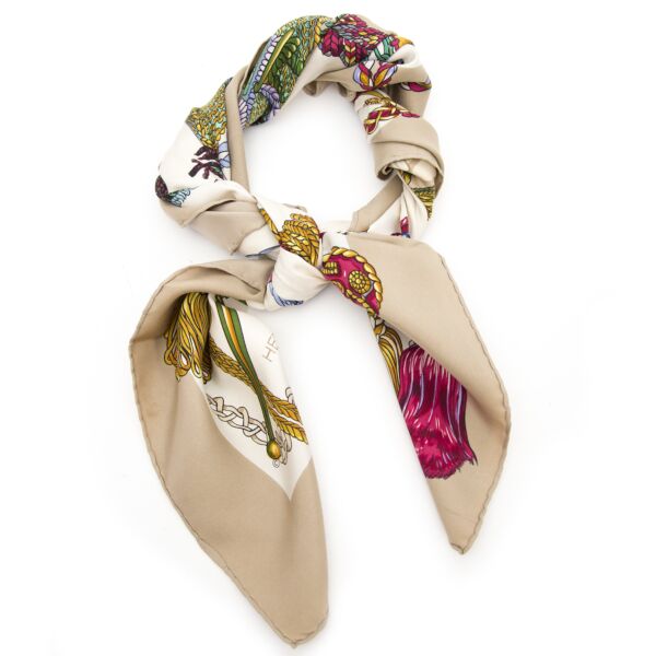 Buy vintage Hermès Silk Carré "Le Timbalier" Scarf for the best price at Labellov webshop. Safe and secure online shopping with 100% authenticity. Acheter vintage Hermès Silk Carré "Le Timbalier" foulards pour le meilleur prix.