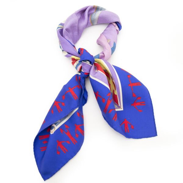 Vintage Hermès Silk Carré "En Course" Scarf for the best price at Labellov webshop. Safe and secure online shopping with 100% authenticity. Vintage Hermès Silk Carré "En Course" foulards pour le meilleur prix.