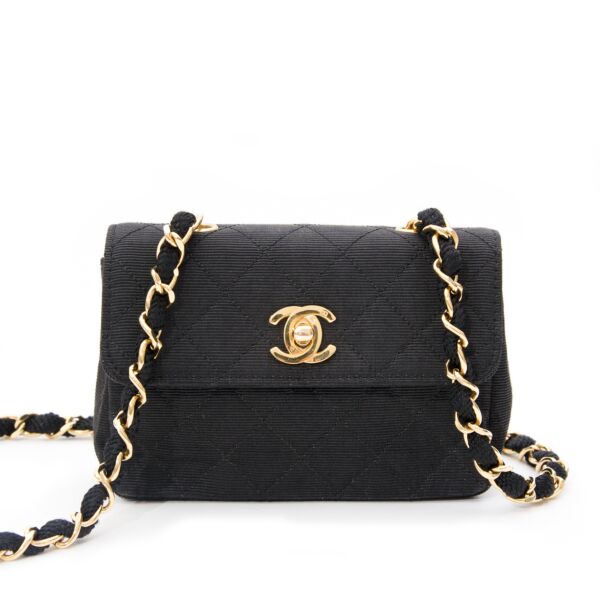Preowned Chanel Silk Evening Purse On A Chain.  Labellov provides a platform to buy and sell preloved secondhand luxury designer goods. Labellov biedt een platform voor het kopen en verkopen van authentieke tweedehands luxe tassen.